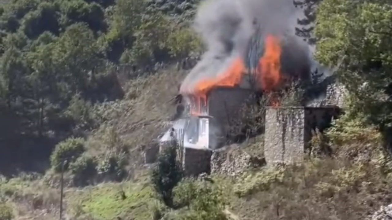 Çaykara'da yanan ev küle döndü, kardeşler komşular tarafından kurtarıldı