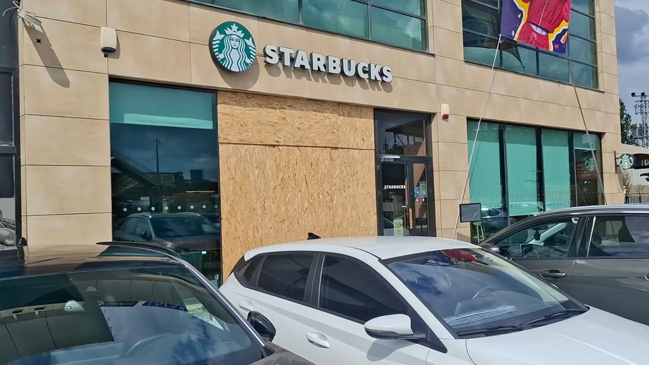 Çekmeköy'de pedalı karıştıran sürücünün aracı kafeye saplandı, felaket önlendi