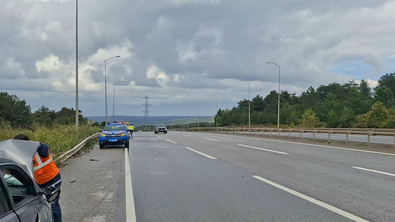 Çekmeköy Ömerli'de bariyerlere çarpan otomobil yol trafiğini kısa süreliğine kesti