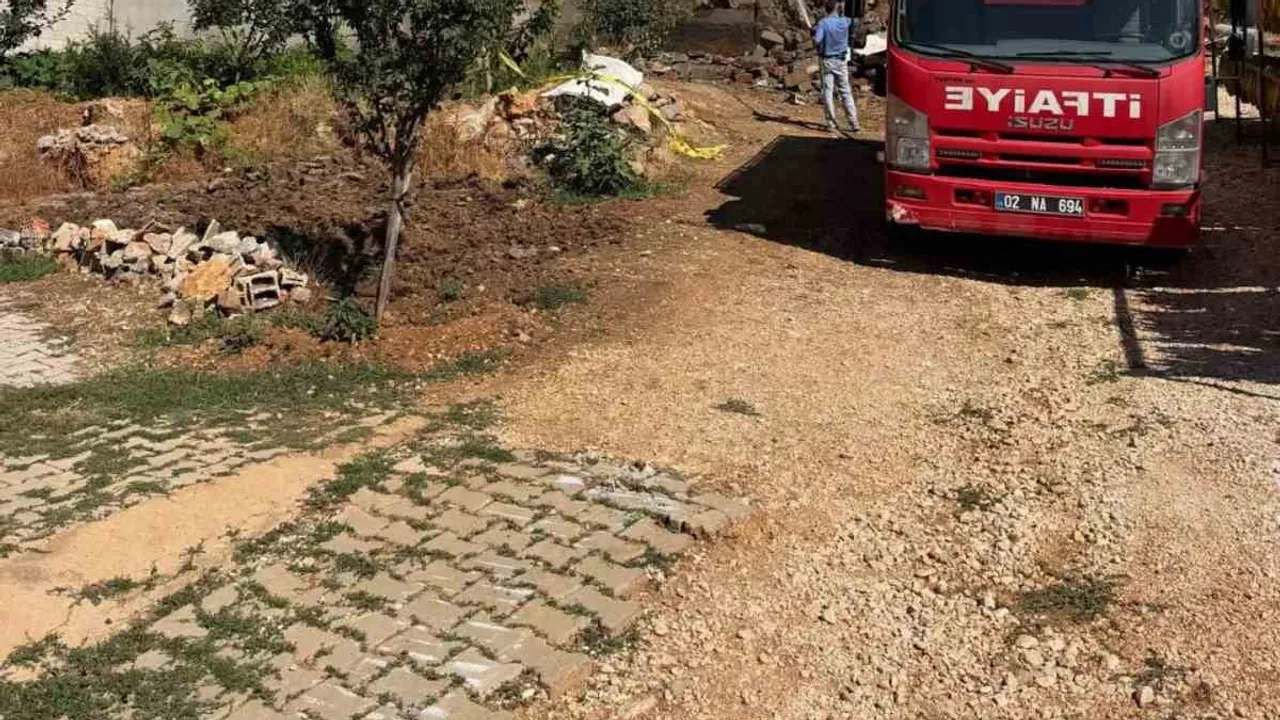 Çelikhan'da riskli yapılar kontrollü yıkımla tasfiye ediliyor