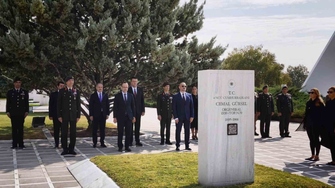 Cemal Gürsel mezarı başında anıldı; törene sınırlı sayıda katılım oldu