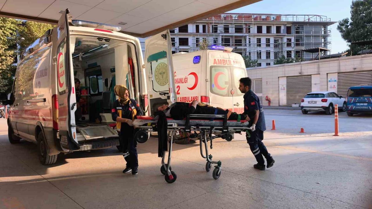 Cenazeden dönen araç dere yatağına yuvarlandı: 5 yaralı