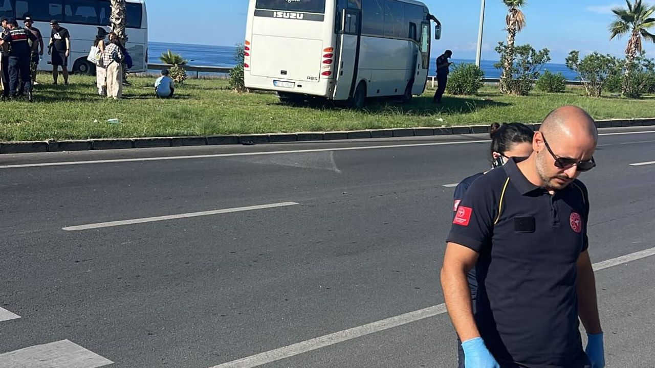 Çenger kavşağı'nda tur otobüsü ile minibüs çarpıştı, üç kişi hastaneye kaldırıldı