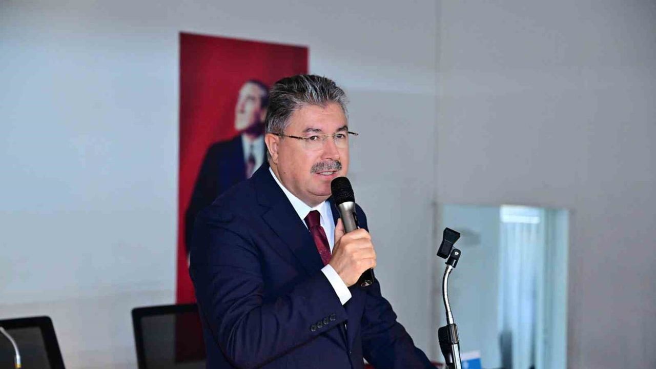 Cengiz Dağcı okumaları Eskişehir’de gençlerle düşünceyi buluşturdu