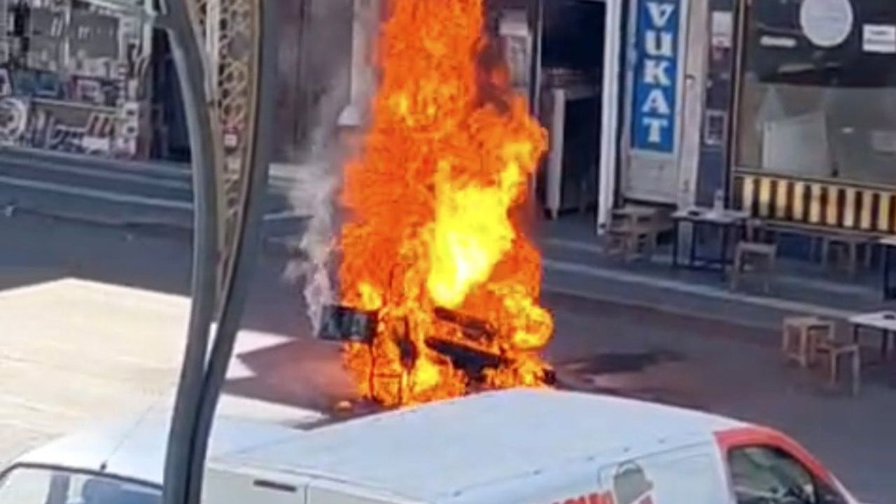 Çermik'te soğukkanlı refleks can kurtardı: hareket halindeki motosiklet alev aldı
