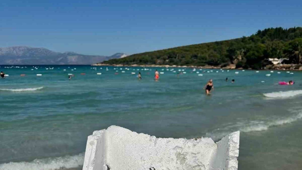 Çeşme Paşalimanı kıyısında strafor tabakası oluştu