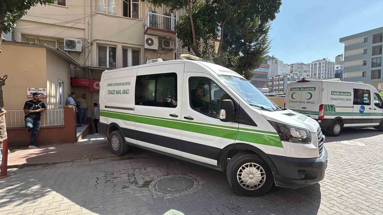 Ceyhan'da boşanma sonrası meydana gelen silahlı saldırıda hayatını kaybeden kadın toprağa verildi