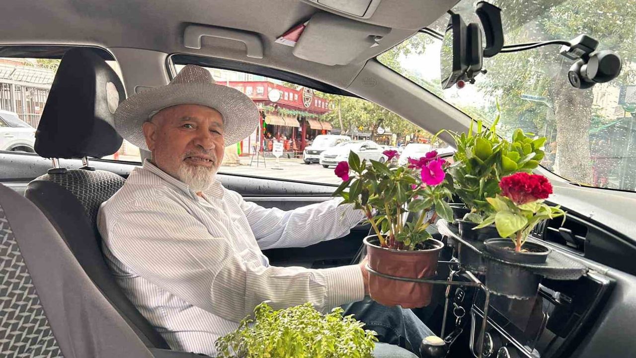 Çiçeklerle dolu taksi yolculara huzur sunuyor