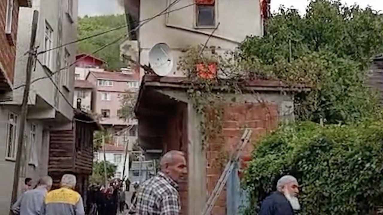 Cide'de Cataloluk'ta üst katı alev alan boş iki katlı ev itfaiye tarafından söndürüldü