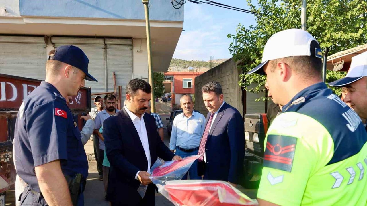 Çiftçilere 800 reflektörle gece trafikte görünürlük hedefleniyor