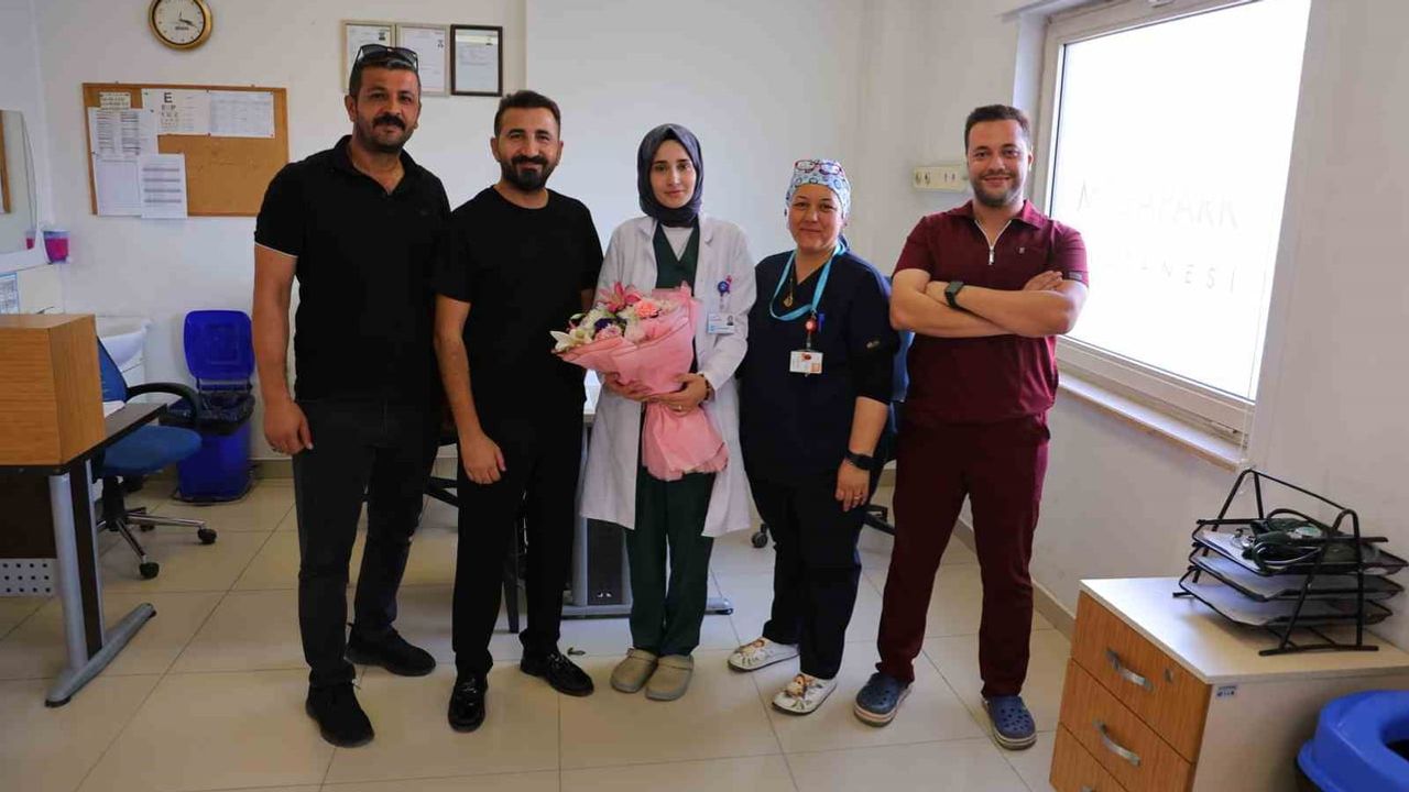 çifte müdahale ile hayata döndü, doktoruna çiçekle teşekkür etti