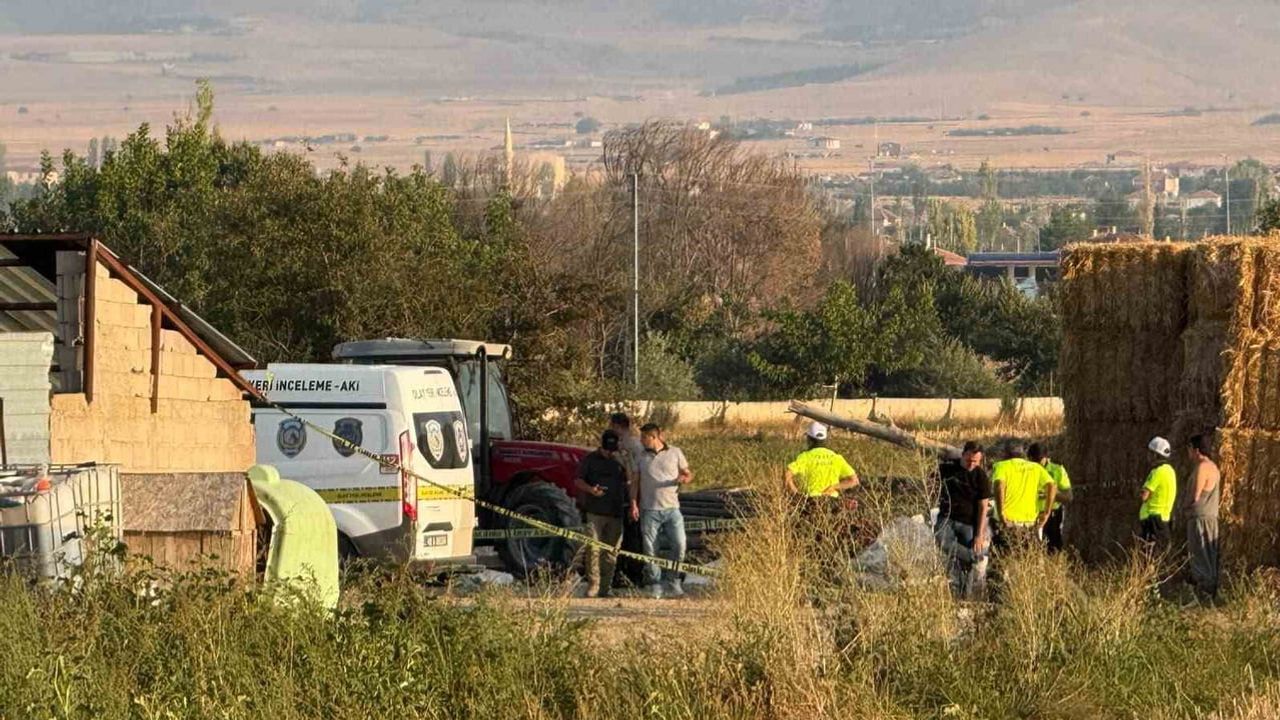 Çiftlik avlusunda geri manevra sırasında traktörün altında kalan 4 yaşındaki çocuk hayatını kaybetti