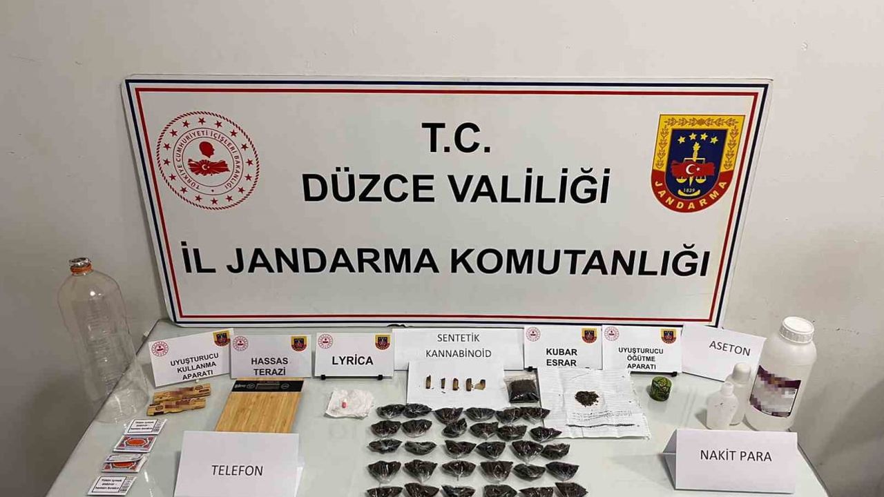 Çilimli'de şüphelinin evinde sentetik kannabinoid ve 14 bin 400 lira ele geçirildi