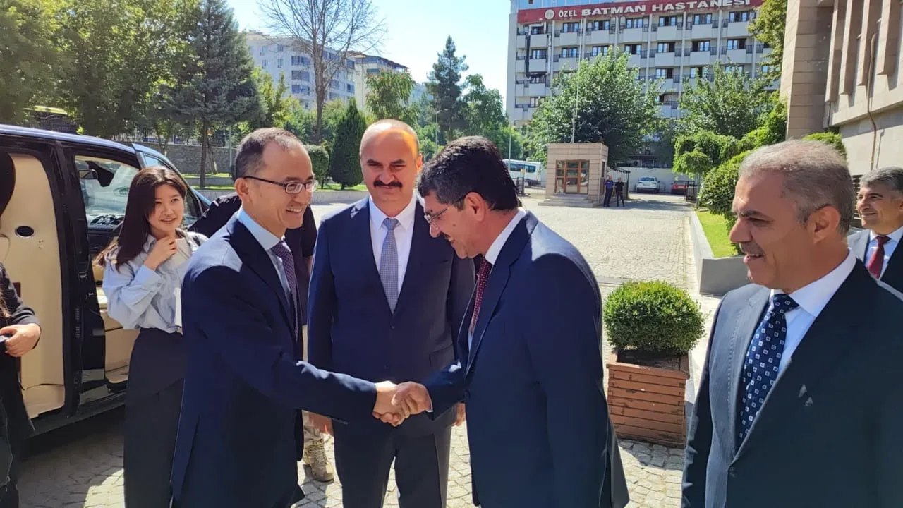 Çin büyükelçisi Batman'da valilikte hediyeleşme töreni gerçekleştirdi