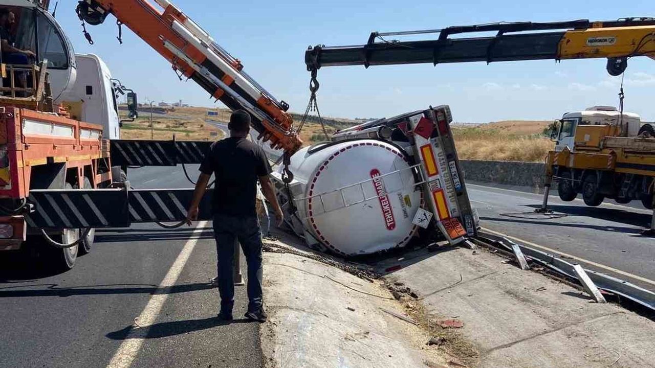 Çınar'da devrilen tanker sonrası sıkışan iki kişi itfaiyenin müdahalesiyle kurtarıldı