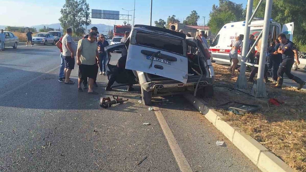Çine'de kontrolü kaybeden otomobil refüjdeki yönlendirme direğine çarptı