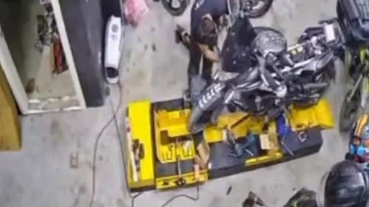 Çırak gece yarısına kadar çalıştı, usta borcu silip motosikleti hediye etti