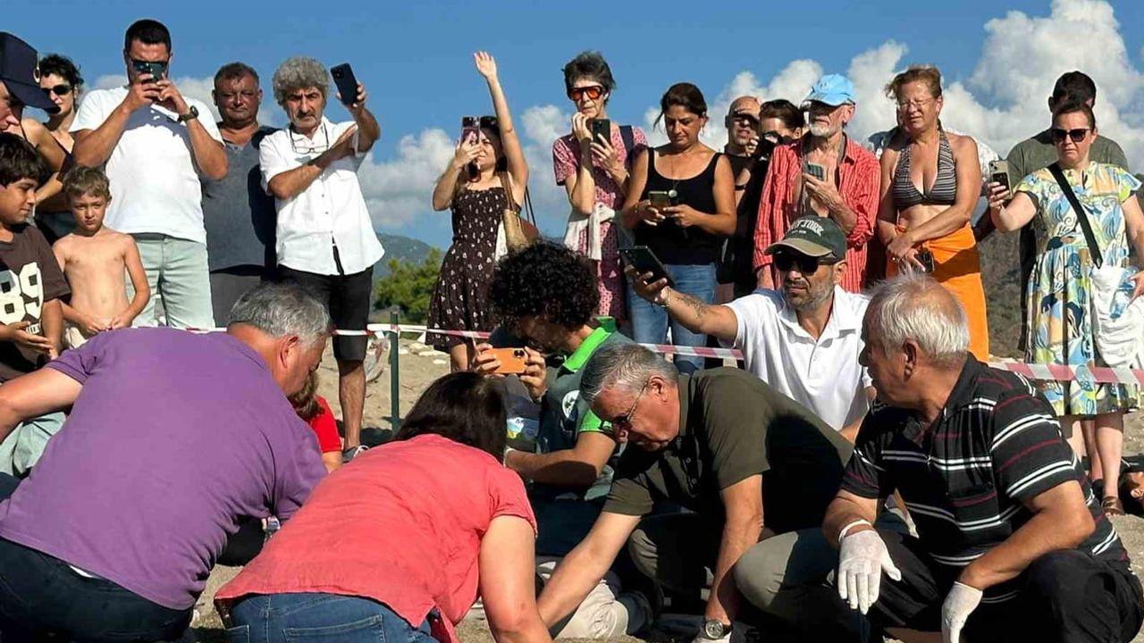 Çıralı sahilinde sezonun son caretta caretta yuvası Azem Sarıca anısına açıldı