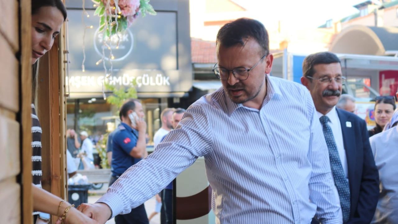 Çivril'de elma festivalinden çikolataya: yöresel ürünler yeni tatlarla tanıtılıyor