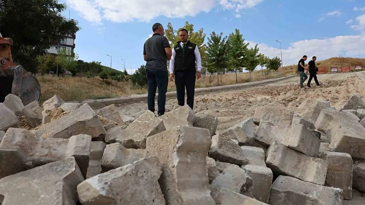 Çivril'de TOKİ'ye erişim sıcak asfaltla kolaylaşıyor
