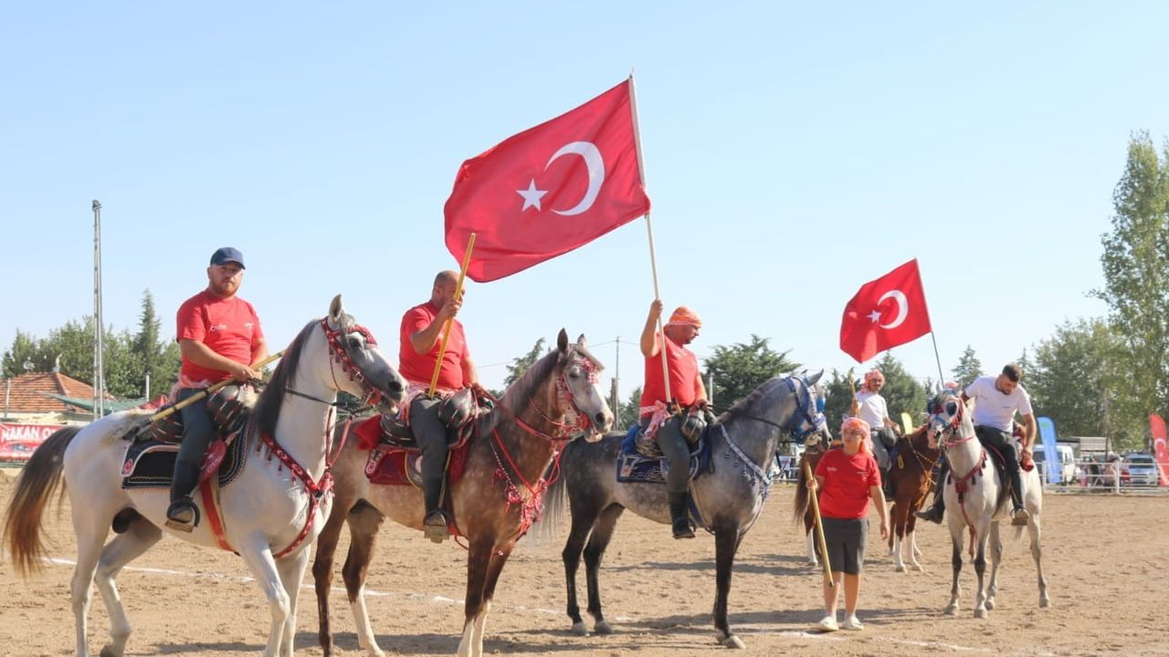 Çivril festivalinde atlı cirit kültürü gençlerle buluştu