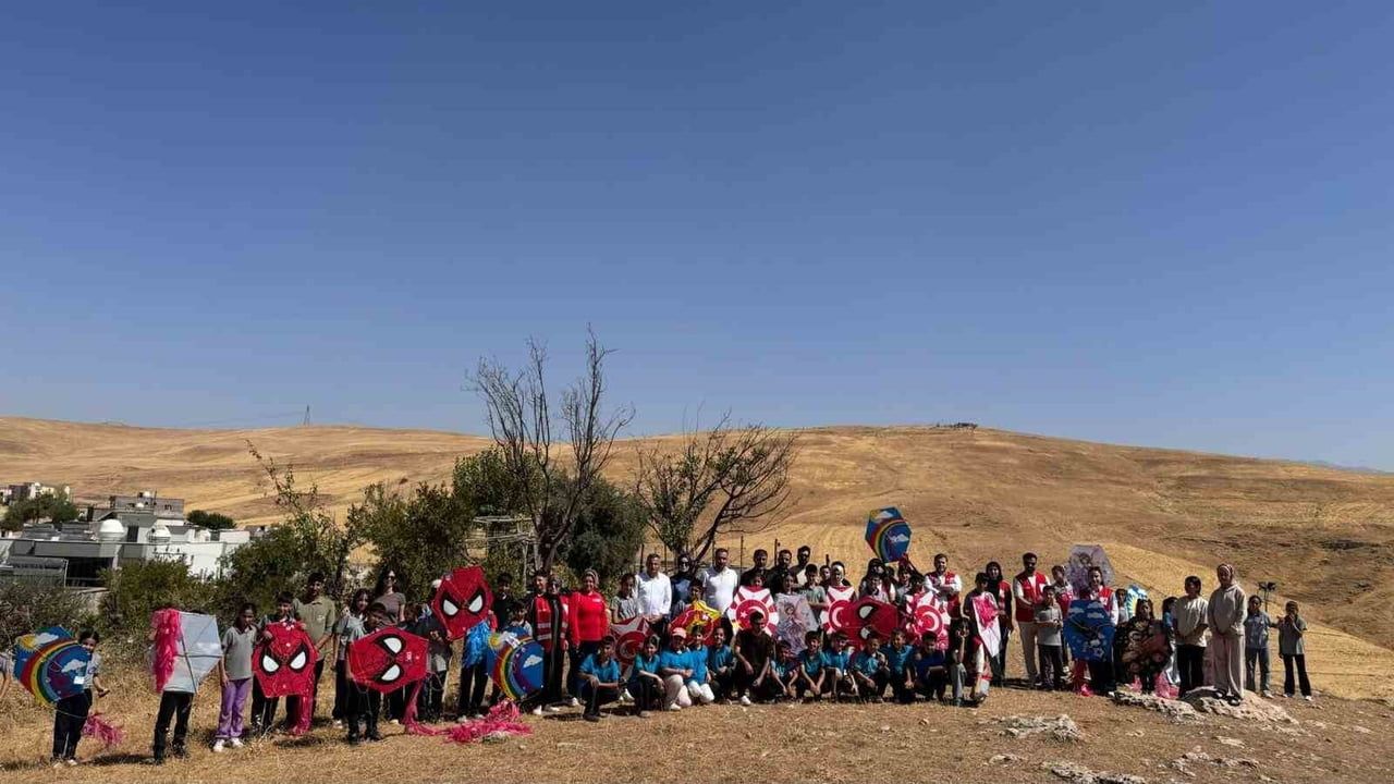Cizreli öğrenciler gökyüzünde Gazze için umut bıraktı