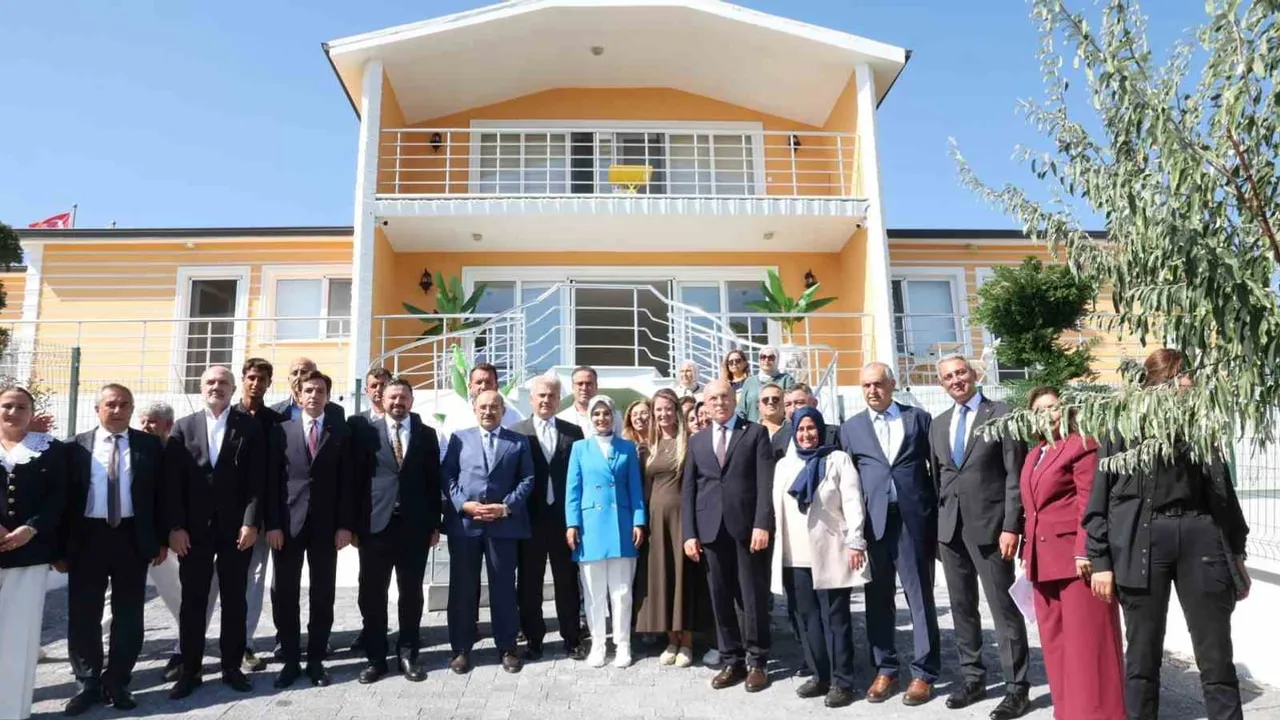 Çocuk köyünde atölye: bakan Göktaş devlet himayesindeki çocuklarla buluştu