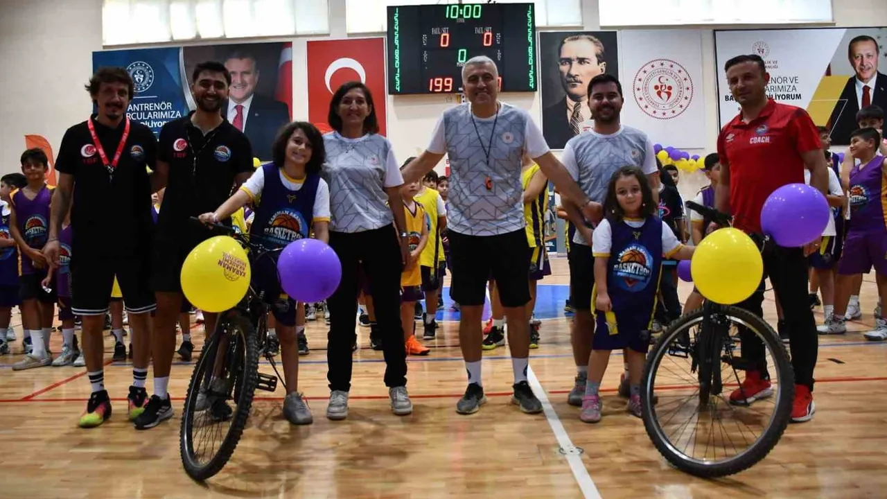 Çocuklar sahada buluştu: Karaman'da 'Altın Bilekler' basketbol şöleni