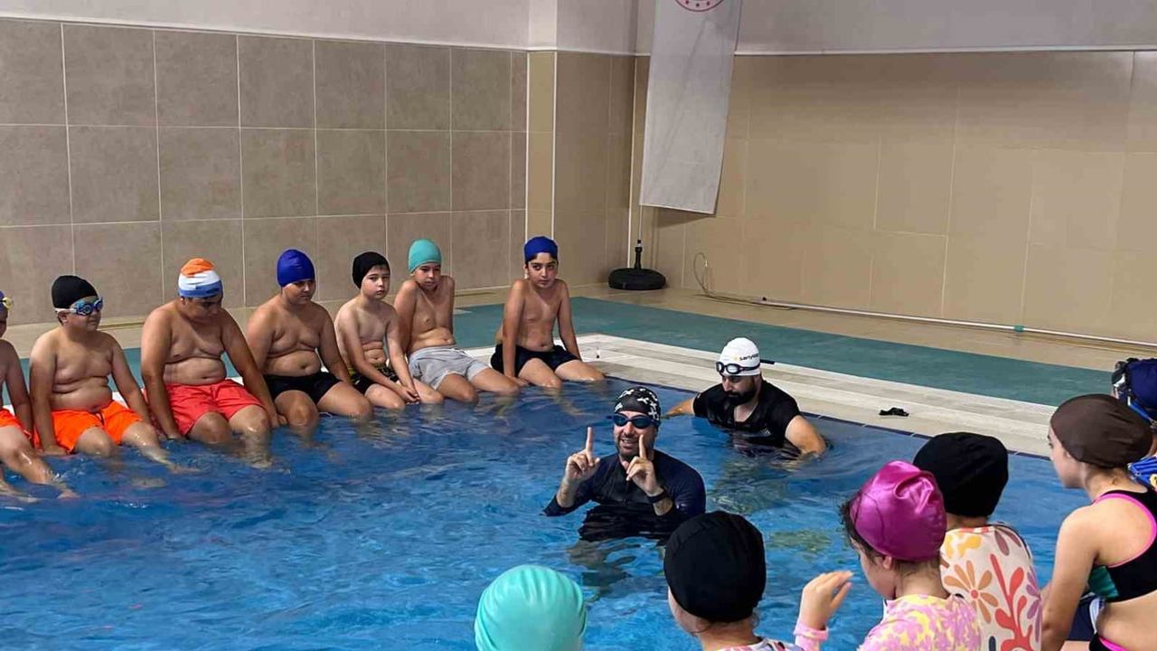 Çocuklar suyla buluşuyor: yüzme öğrenmek artık kolay