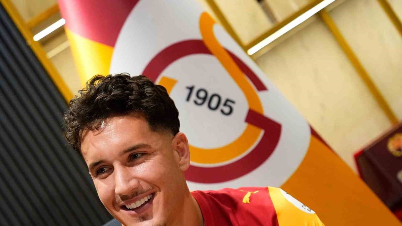 Çocukluk hayali gerçeğe dönen Deniz Gül Galatasaray formasıyla buluştu
