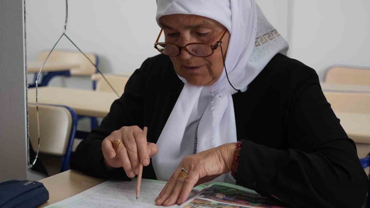 Çocukluk ukdesini 72 yaşında kitaplarla giderdi