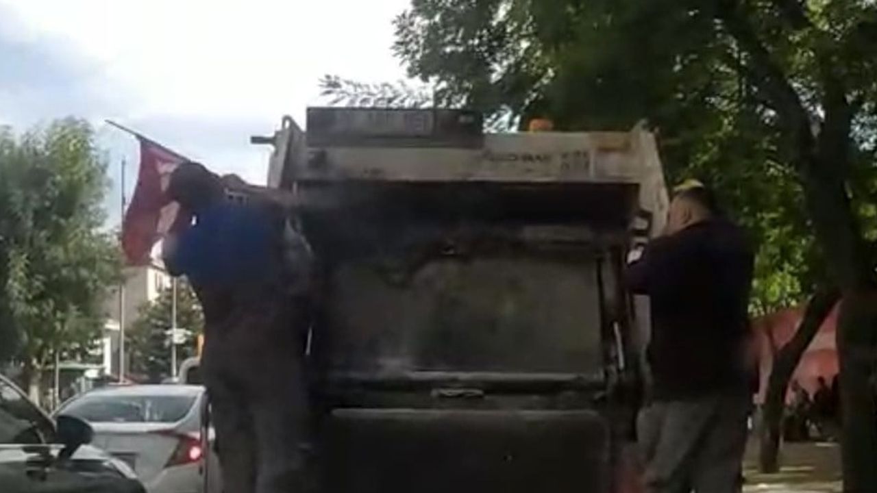Çöp kamyonunda dalgalanan Türk bayrağı görevlilerin duyarlılığını gösterdi