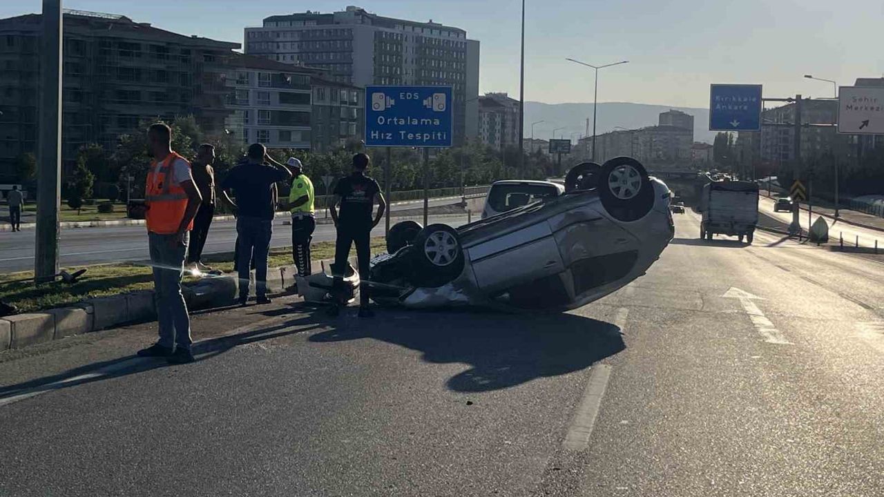 Çorum Çevre Yolu Bulvarı'nda refüje çarpıp takla atan araç sürücüsü hastaneye kaldırıldı