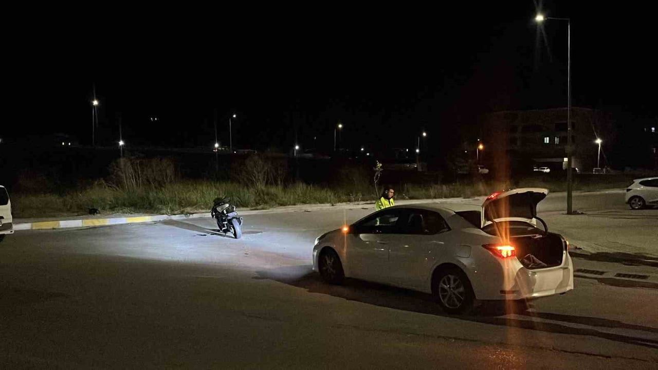 Çorum'da Akşemseddin Caddesi'nde kaza: motosiklet yolcusu yaralandı