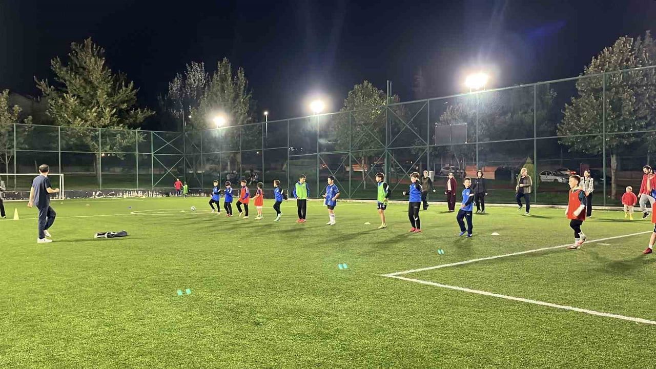 Çorum'da mahalle parkında hareket başladı: çocuklar ve yetişkinler birlikte egzersiz yaptı