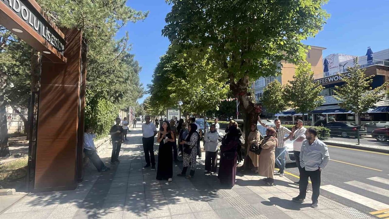 Çorum’da sınav gününde bekleyiş: adaylar salonda, aileler okul önünde