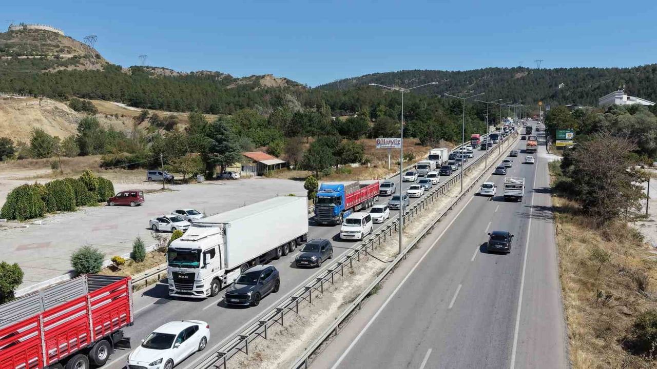 Çorum'da üç aracın karıştığı zincirleme kazada beş kişi yaralandı
