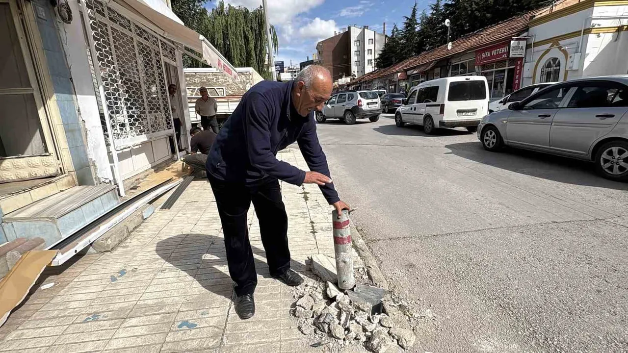 Çorum'daki kaldırıma çıkan otomobilin çarptığı dubalar işçiyi son anda kurtardı