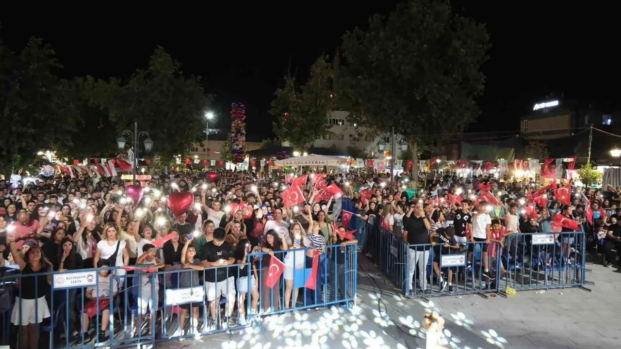 Coşku dolu akşamı Zakkum şarkıları tamamladı