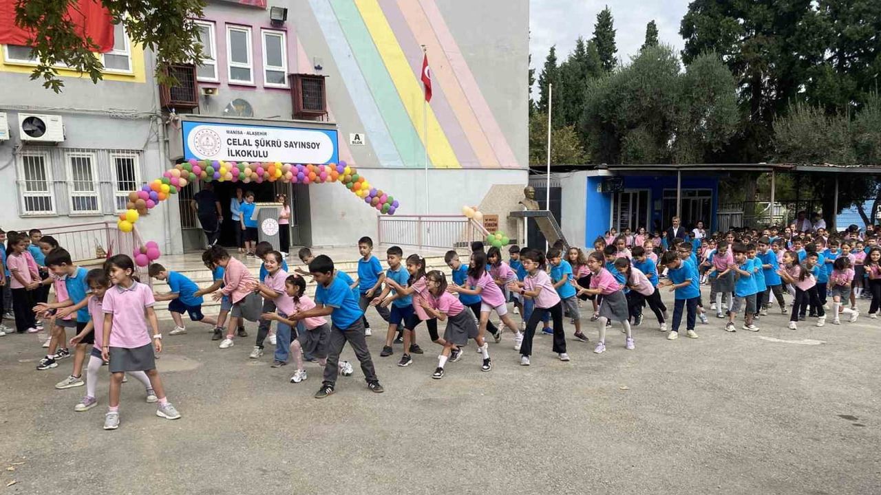 Coşkulu açılışla Alaşehir'de ders zili çaldı; ikili eğitim sona erdirilmeyi hedefliyor