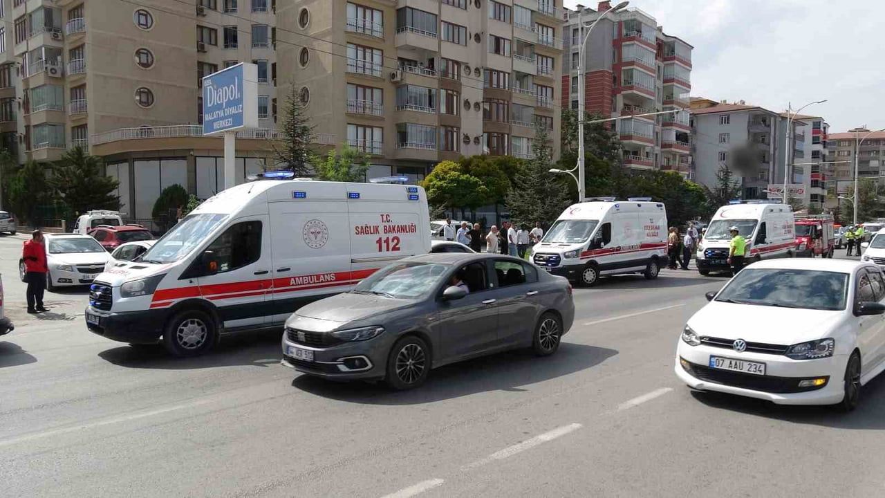 Çöşnük kavşağında kontrolden çıkan otomobil trambüs direğine çarptı: 2'si çocuk 4 yaralı