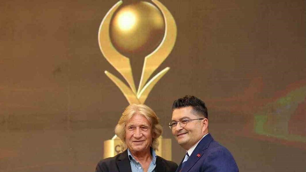 Çukurova'da turizm yöneticiliği Emre Duru'ya ödülle taçlandı