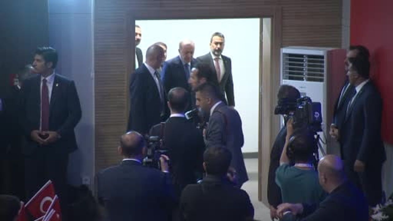 Cumhurbaşkanı Erdoğan eğitim açılışında Çayeli'nden Öteye türküsünü söyledi