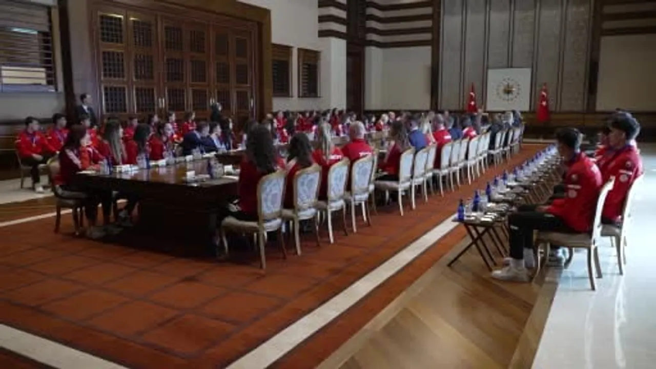 Cumhurbaşkanı Erdoğan şampiyon voleybol takımlarını Cumhurbaşkanlığı Külliyesi'nde ağırladı