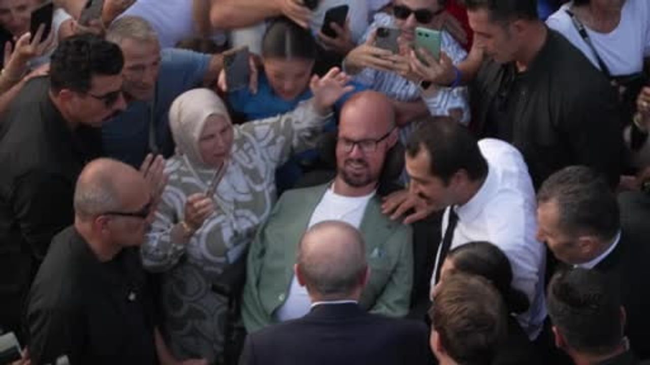 Cumhurbaşkanı Erdoğan sokakta karşılaştığı engelli gence otobüsten inerek yanına gitti