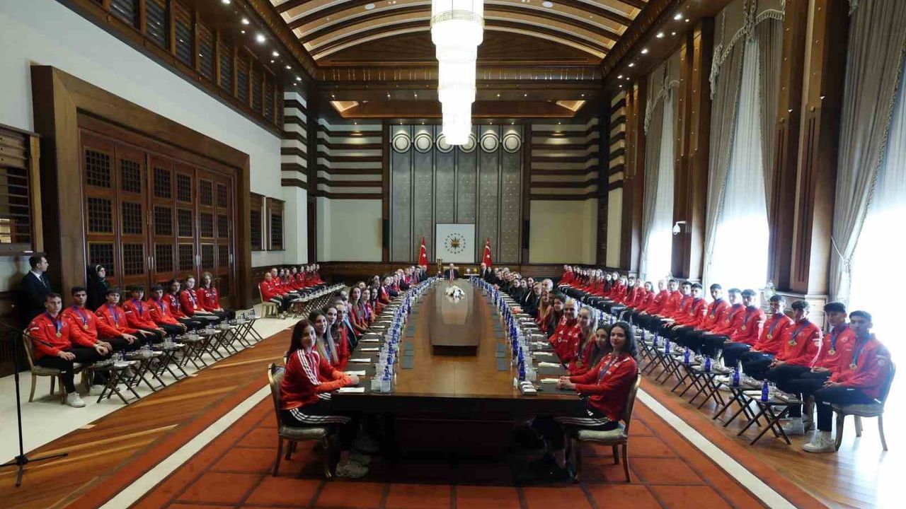 Cumhurbaşkanlığı'nda Avrupa şampiyonu kadınlarla A Milli erkek takımının buluşması