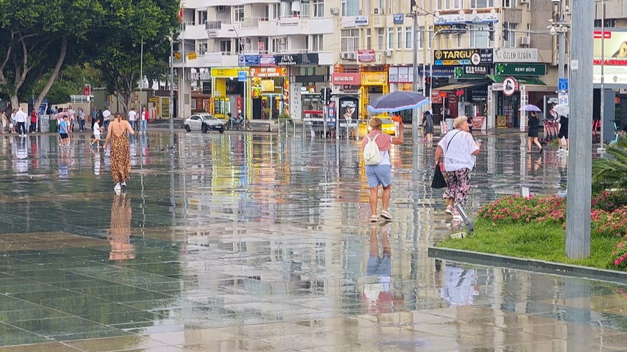 Cumhuriyet Meydanı'nda şemsiyelerle renklenen yağmur manzarası