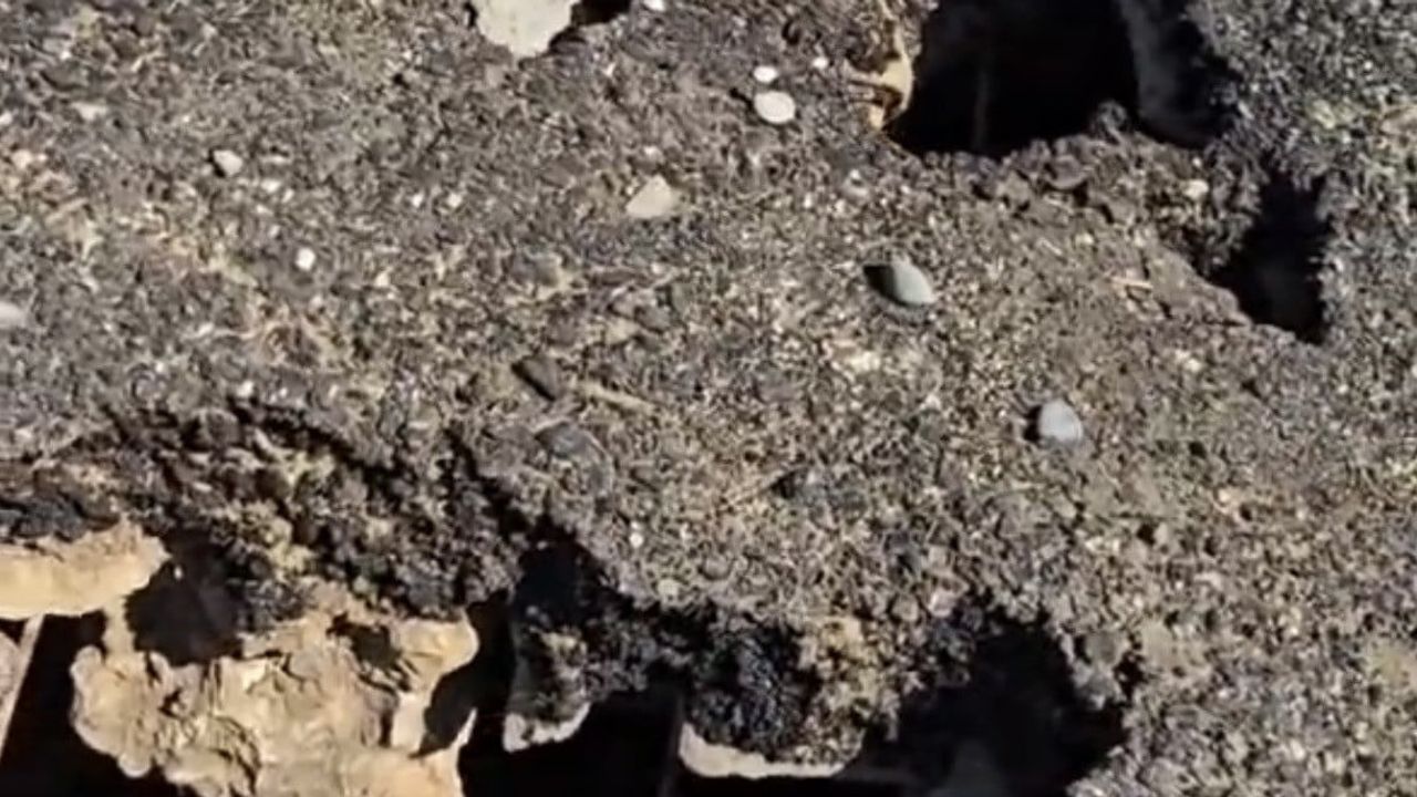 Çüngüş'te Yukarı Şeyhler mahallesi yolu çukurlarla kazaya davetiye çıkarıyor