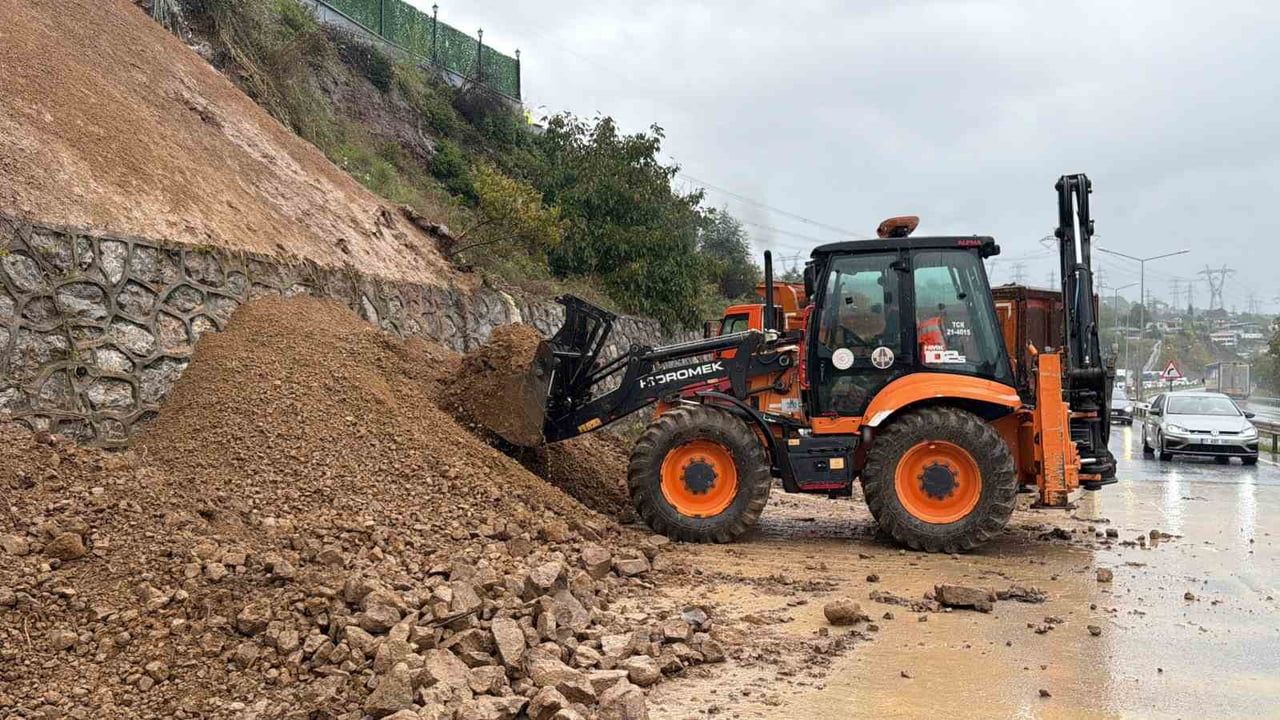 D-100'de Serdivan mevkiinde toprak kayması: ulaşım tek yönlü kontrollü