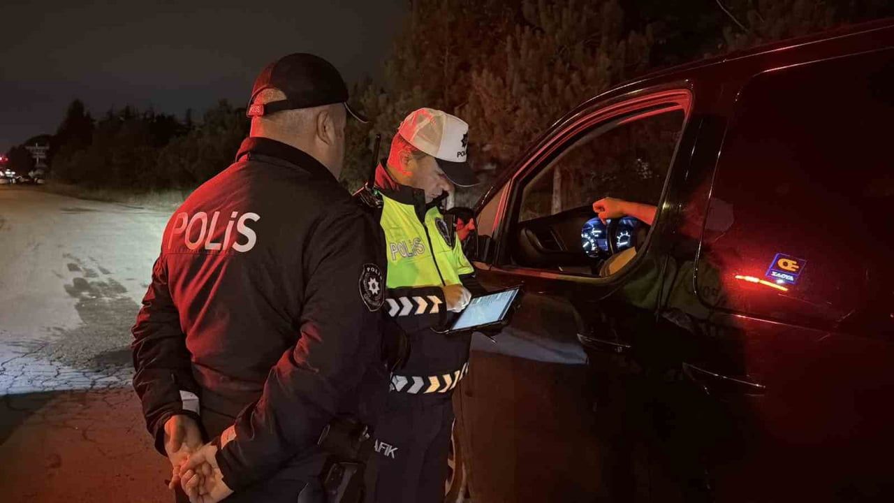 D-100'de tek tek durdurulan araçlarda asayiş ve trafik denetimi